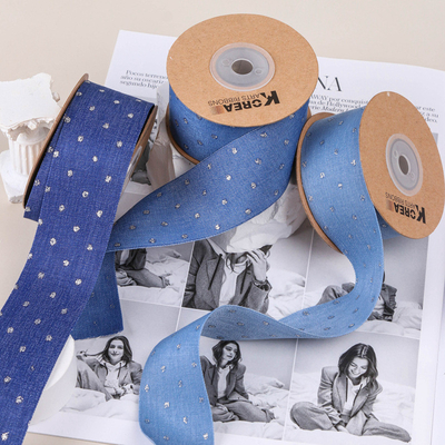 Un buon prezzo. Punti d'oro e d'argento stirati, fasce di denim, accessori per capelli, materiali fatti a mano, regali, confezioni di fiori, scarpe, fiori, cappelli d'erba, archi, nastri in linea