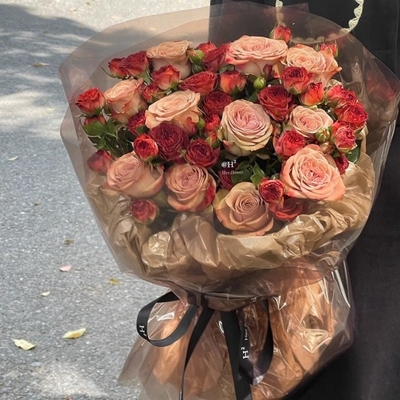Un buon prezzo. Cellophane colorato, nuova carta di avvolgimento trasparente per bouquet, pellicola OPP, pellicola gelatinosa, carta di avvolgimento impermeabile per fiori in linea