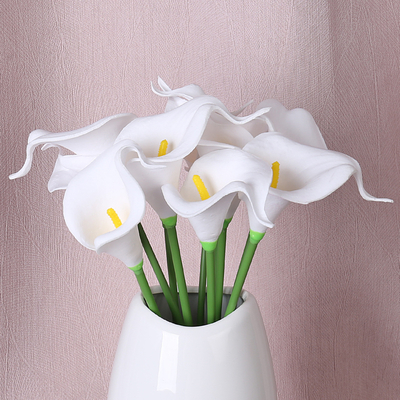 Un buon prezzo. Vendita all'ingrosso transfrontaliera di buchi di giglio di calla in PU, fiori artificiali, fiori di plastica, decorazioni per soggiorni e fiori da esposizione in linea