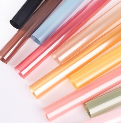 Un buon prezzo. Carta da imballaggio con pellicola OPP di cellophane colorata, carta da imballaggio per fiori, materiali da imballaggio per bouquet, materiali impermeabili per i negozi di fiori in linea