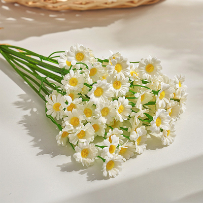 Un buon prezzo. Vendita all'ingrosso di piccoli fiori artificiali Daisy, decorazioni da tavola in stile europeo, bouquet di camomilla, fiori d'arte e fiori di seta in linea