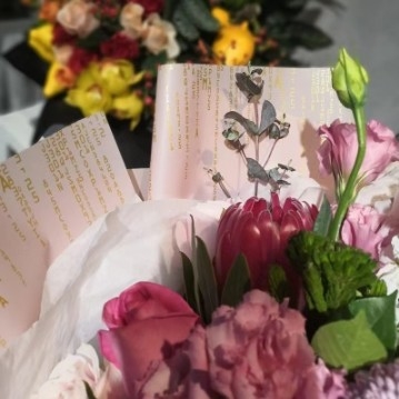 Un buon prezzo. Parola d'amore carta di imballaggio impermeabile per fiori in linea