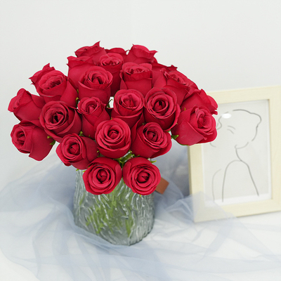 Un buon prezzo. Wholesale of 7-head simulated roses, imperial rose hand-held rose bouquets for home, hotel, wedding and auditorium decoration in linea