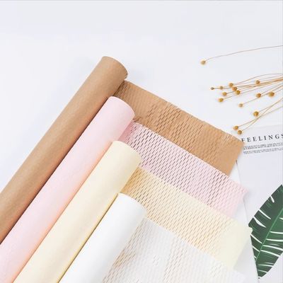 Un buon prezzo. Carta da favo di miele, carta rosso per nastro rosa , carta da fiore per buste rosse, carta a maglia, carta da imballaggio per bouquet, carta da reticolazione per nastro, imballaggio per fiori in linea