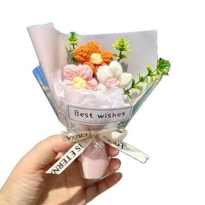 Un buon prezzo. Un mini mazzo di fiori artificiali di lana è pronto come regalo per la tua ragazza per la giornata dei bambini il 1° giugno in linea