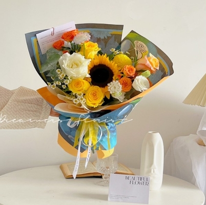 Un buon prezzo. Carta stampata originale Victoria's, carta a fiori doppiamente avvolta, imballaggio di un bouquet di fiori freschi, bouquet di fiori per il festival in linea