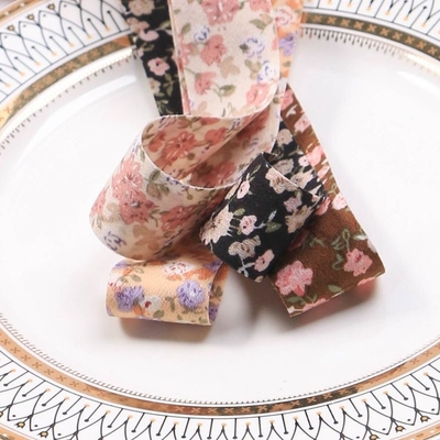 Un buon prezzo. Bianco a doppio lato piccolo fiore prezzo di sconto nastro fai da te arco per capelli accessori di abbigliamento accessori di regalo scatola imballaggio accessori nastro in linea