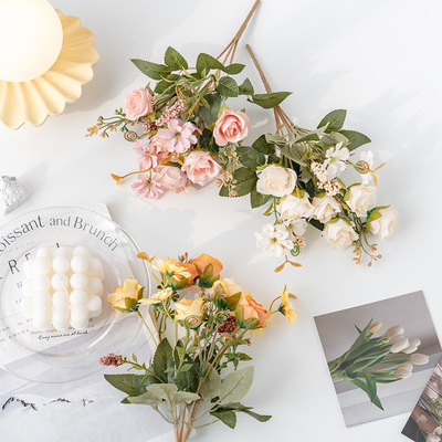 Un buon prezzo. Perline di rose, piccoli bouquet, fiori artificiali singoli, fiori artificiali, piante verdi, fiori di seta per soggiorno, fiori decorativi, ornamenti e fiori in linea