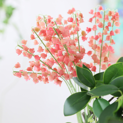 Un buon prezzo. Simulazione di un fiore di gomma morbida, piccola campana appesa, giglio della valle, piccolo bouquet, fiore finto, fiore del campanello del vento, accessorio fotografico per il matrimonio in linea