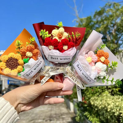 Un buon prezzo. Un mini mazzo di fiori artificiali di lana è pronto come regalo per la tua ragazza per la giornata dei bambini il 1° giugno in linea