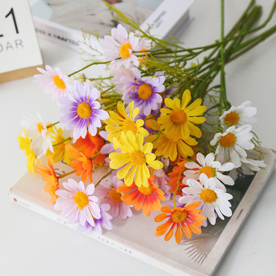 Un buon prezzo. Decorazione a camomilla di fiori simulata, decorazione del soggiorno del centro commerciale di fiori falsi, mazzo di fiori, decorazione del tavolo di fiori secchi di plastica, piccola margherita in linea