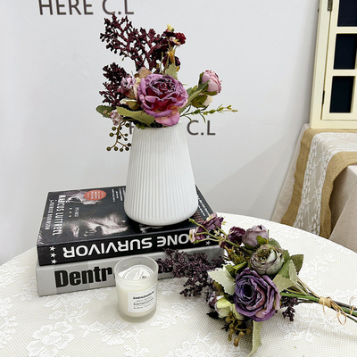 Un buon prezzo. Arredamento floreale, fiore a mano, decorazione di un mazzo di fiori finto. in linea
