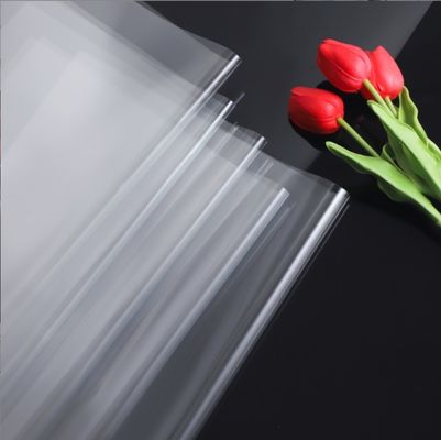 Un buon prezzo. Materiale di carta per avvolgimento di fiori in cellophane impermeabile a polvere OPP ad alta trasparenza, cellophane come base per i bouquet e cellophane per l'arte floreale in linea