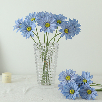Un buon prezzo. Tre pezzi di tessuto di seta finta realizzati in crisantemo estivo fiori artificiali per la decorazione di nozze a casa, con un tocco di fascia alta, sono fiori finiti finiti. in linea