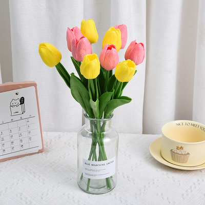 Un buon prezzo. Cross-border bestseller PU tulip artificial flowers, Amazon wedding bouquet decoration, living room and home decoration artificial flowers in linea