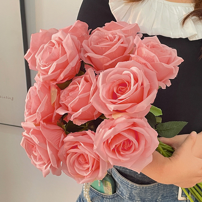 Un buon prezzo. Una singola rosa blu ghiaccio rotto con un tocco realistico per il giorno di San Valentino, con le rose ecuadoriane. in linea