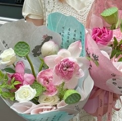 Un buon prezzo. Carta di imballaggio per fiori di pelle di mucca in stile cinese con inchiostro di loto in gradiente per carta di imballaggio di bouquet in linea