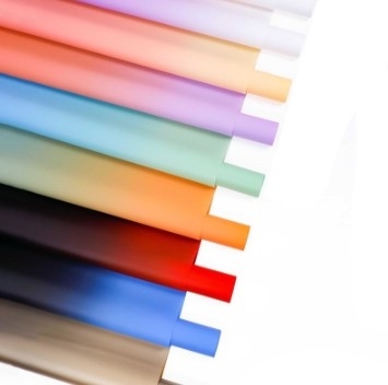Un buon prezzo. Carta di imballaggio di 57*57cm impermeabile, di colore graduale, di fiore, per le esigenze di imballaggio in linea
