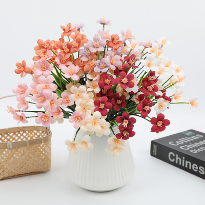 Un buon prezzo. Decorazione domestica simulata di fiori margherita, nozze di orchidee di erba primaverile, decorazione di arrangiamenti floreali all'aperto, fiore finto in plastica artificiale in linea