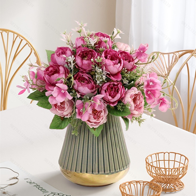 Un buon prezzo. Vendite dirette di fabbrica di fiori artificiali, bouquet falsi, profumi, peonie, bouquet per la decorazione della casa, regali per le feste e fiori fatti a mano all'ingrosso in linea