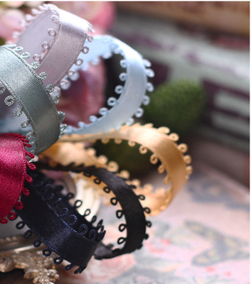 Un buon prezzo. Nastro di poliestere lucido per matrimoni Koreano importato doppio orecchio bordo di arco tessuto per abbigliamento e imballaggio regalo in linea