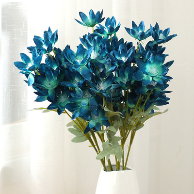 Un buon prezzo. Vendita diretta di fabbrica di fiori di fiamma, fiori simulati, grandi fiori di seta, fiori di loto di neve, composizioni floreali di nozze, materiali floreali eleganti, composizioni floreali di guida stradale in linea