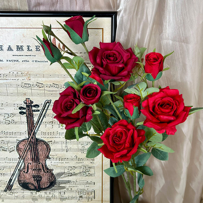 Un buon prezzo. Imitazione a due forcelle di rose autentico bouquet di fiori da matrimonio di alta gamma toccante fiore di seta Decorazione finita Decorazione del soggiorno all'ingrosso in linea
