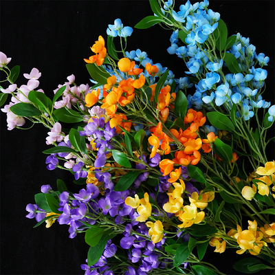 Un buon prezzo. Foto di bellezza simulata con il dito e oggetti decorativi per la fotografia, singolo piccolo fiore, fiore artificiale, fiore di crabapple, arrangiamento floreale simulato in stile europeo in linea