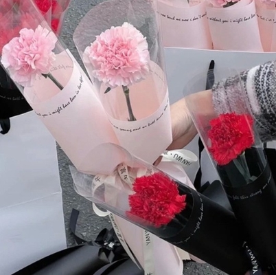 Un buon prezzo. Giornata della Madre carta da impacchettare con un solo fiore, sacchetto da impacchettare con un solo bouquet di rose, carta da impacchettare con un solo sacchetto di fiori di garofano in linea
