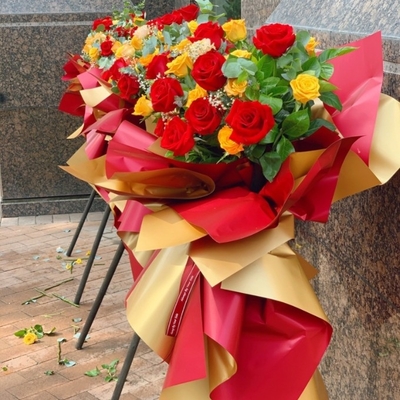 Un buon prezzo. Carta per confezionamento di fiori all'ingrosso, carta dorata impermeabile spessita a due colori, carta da fiori per l'apertura di un cestino e di un bouquet, carta di fiori per l'apertura di un cestino e di un bouquet in linea