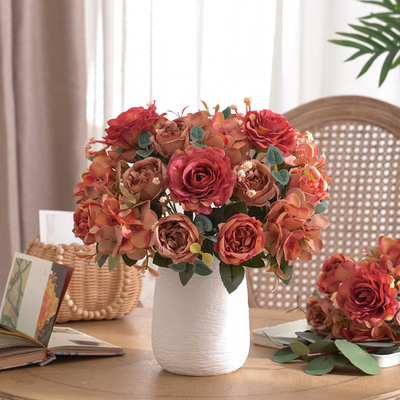 Un buon prezzo. Bouquets creativi di fiori artificiali come l'ibisco e la rosa, decorazioni in stile naturale per tavoli da pranzo e tavoli da caffè e composizioni floreali in linea