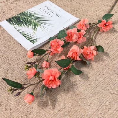 Un buon prezzo. Simulazione della casa con due rami di camelia di montagna Italuo, arte floreale in seta, camelia a più teste, decorazione della sala nuziale, fiori a terra in linea
