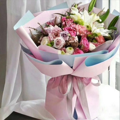 Un buon prezzo. Al dettaglio di carta da involucro Ouya impermeabile a due colori, carta da involucro per bouquet di fiori, materiale a doppio lato, carta da involucro per opere d'arte floreale in linea