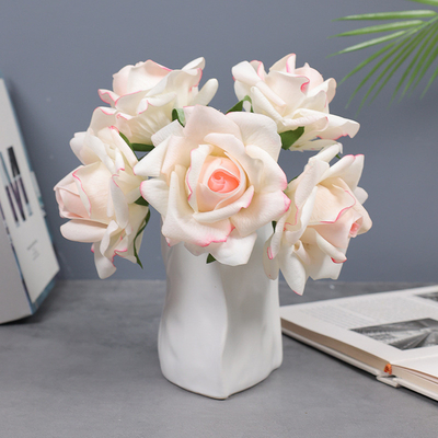 Un buon prezzo. Fiore di simulazione di fascia alta con un mazzo di rose idratante e idratante, con un bordo ricurvo a 5 teste, decorato con fiori falsi per matrimoni in linea