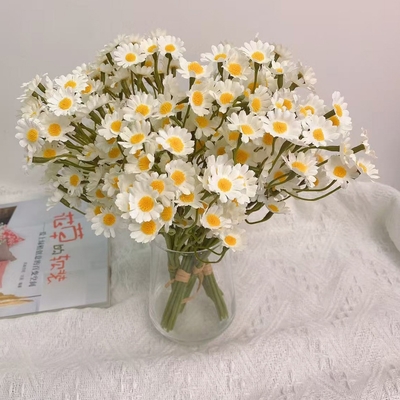 Un buon prezzo. Al dettaglio dal produttore di bouquet di fiori artificiali a base di camomilla, margherite piccole, fiori artificiali, decorazione del soggiorno, fiori da tavola e bouquet decorativi in linea