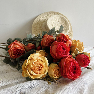 Un buon prezzo. Simulazione di rose, finto tavolo da pranzo con fiori, decorazione del tavolino da caffè, bouquet, sensazione di fascia alta, bordo carbonizzato, decorazione di fiori artificiali europei, fiore di seta del soggiorno in linea