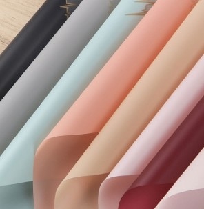 Un buon prezzo. Carta da imballaggio floreale impermeabile a membrana di gelatina a forma di cuore alla moda da 56*56 cm per esigenze di imballaggio eleganti in linea