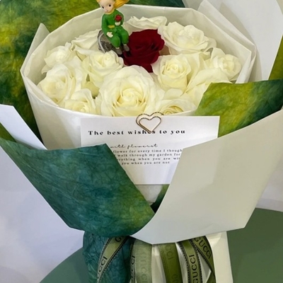 Un buon prezzo. Bouquet di fiori in carta lavata all'inchiostro, carta da involucro decorativa del Piccolo Principe, imballaggi in carta piatta con texture di pietra, fiori freschi, materiali da fioraio fatti a mano in linea