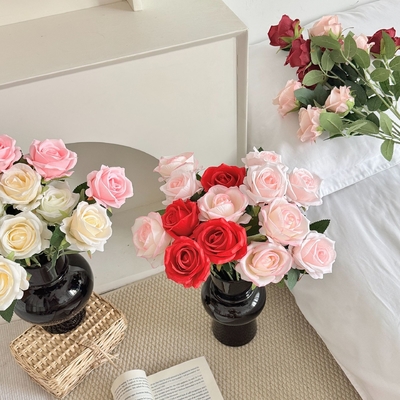 Un buon prezzo. Bouquet di rose vere, singolo fiore finto, decorazione domestica, decorazione del tavolo da pranzo del soggiorno, composizione floreale della sala nuziale, decorazione, composizione floreale in linea