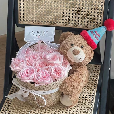 Un buon prezzo. Il giorno dei bambini, il 1° giugno, ci sono le bambole di fiori perenni, i bouquet di orsi, i secchi di abbraccio di orsacchiotti e i regali di compleanno. in linea