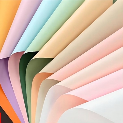 Un buon prezzo. Carta per confezionamento di fiori all'ingrosso, materiali di imballaggio per bouquet regalo, carta Ouya impermeabile a due colori, spedizione gratuita, carta per fiori regalo inclusa in linea