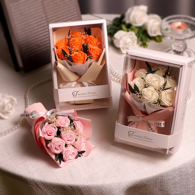 Un buon prezzo. Un fiore di sapone regalo di San Valentino e del giorno della donna, un bouquet di rose artificiali finite, è un regalo di compleanno creativo per la tua ragazza in linea