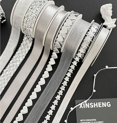 Un buon prezzo. Nastro di Natale e bouquet di fiori di serie argento Perfetto per accessori per capelli 2.5cm uso in linea