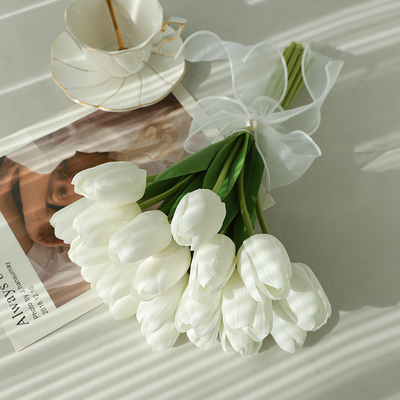 Un buon prezzo. Bouquets di tulipani, fiori falsi, fiori simulati, decorazione del soggiorno, composizioni floreali, fiori di seta, fiori di plastica, fiori da tavola, composizioni floreali in linea