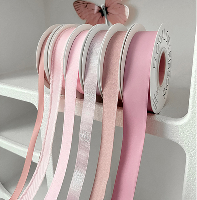 Confezione per accessori per capelli e confezioni regalo con composizione floreale con nastro rosa Memory e bouquet fai-da-te
