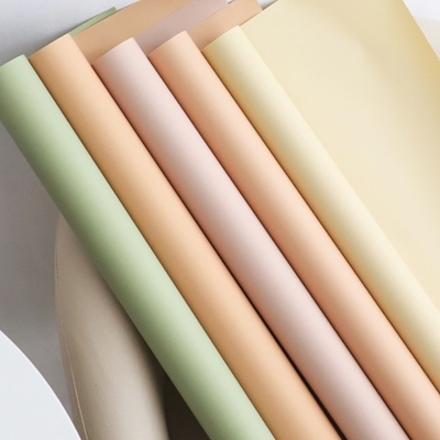 Un buon prezzo. First love carta a colori solidi, carta da involucro per fiori, carta da involucro impermeabile per fiori, carta monocolore, materiale da imballaggio per i negozi di fiori in linea