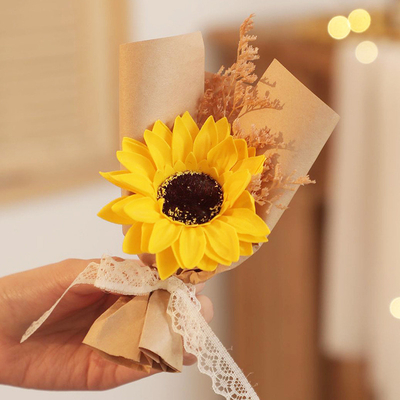 Un buon prezzo. Scatola regalo di fiori di girasole e sapone a mano, souvenir per la festa degli insegnanti, regalo per San Valentino, fiori conservati, fiori secchi, piccoli bouquet. in linea
