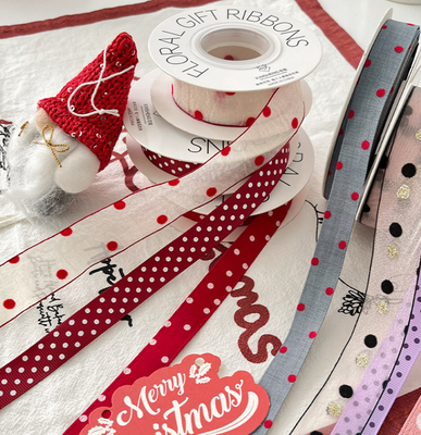 Un buon prezzo. DIY Packaging Essentials White Polka Dot Ribbon Man-made Bow Tie and Floral Arrangement in linea