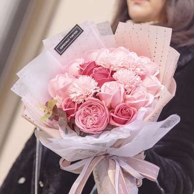 Un buon prezzo. Bouquet per San Valentino di rose creative, garofani, rose secche simulate, regali di compleanno, fiori per la vita eterna, all'ingrosso in linea