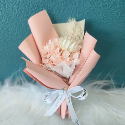 Un buon prezzo. Fiore eterno, alito di bambino, mini bouquet fresco e delicato, rosa secca, mini souvenir squisito in linea